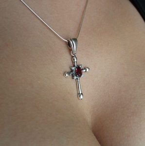 Piękny Srebrny Krzyżyk z Rubinową Cyrkonią !